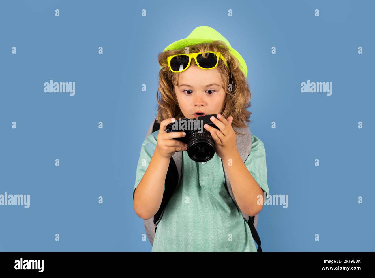 Fotografo di capretto con macchina fotografica in viaggio . Concetto di viaggio per bambini. Foto Stock