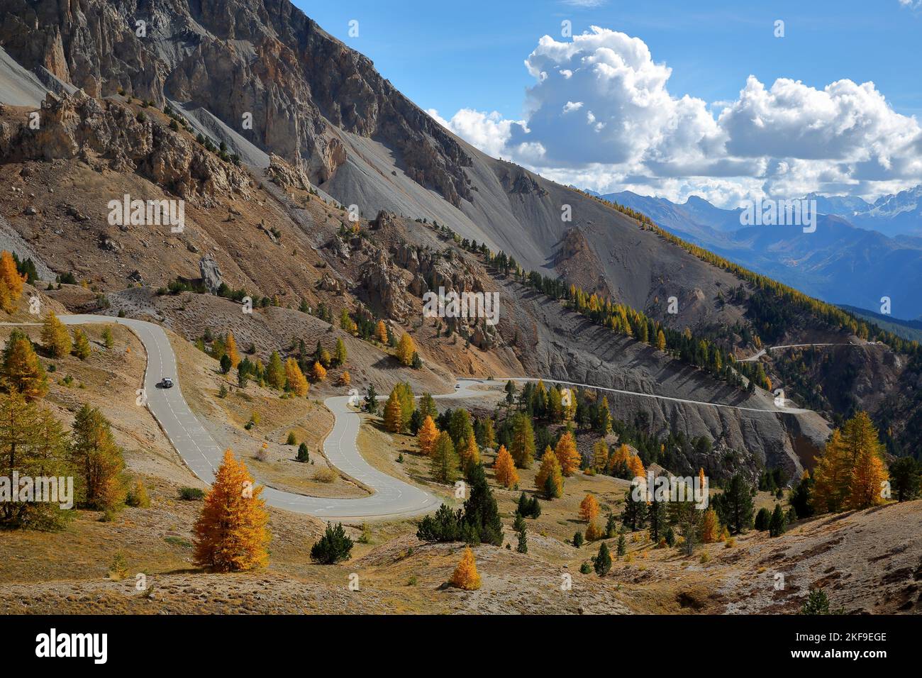 Colorato scenario autunnale con il lato meridionale del passo di Izoard, Queyras Parco Naturale Regionale, Alpi meridionali, Francia Foto Stock