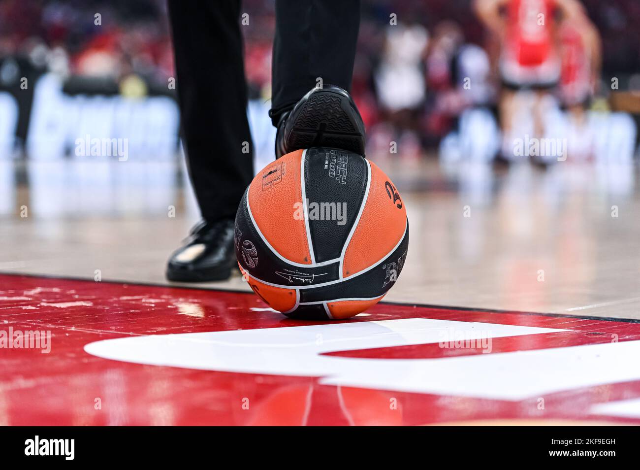 Una palla da basket in attesa in campo durante il time-out in una partita dell'Eurolega Foto Stock