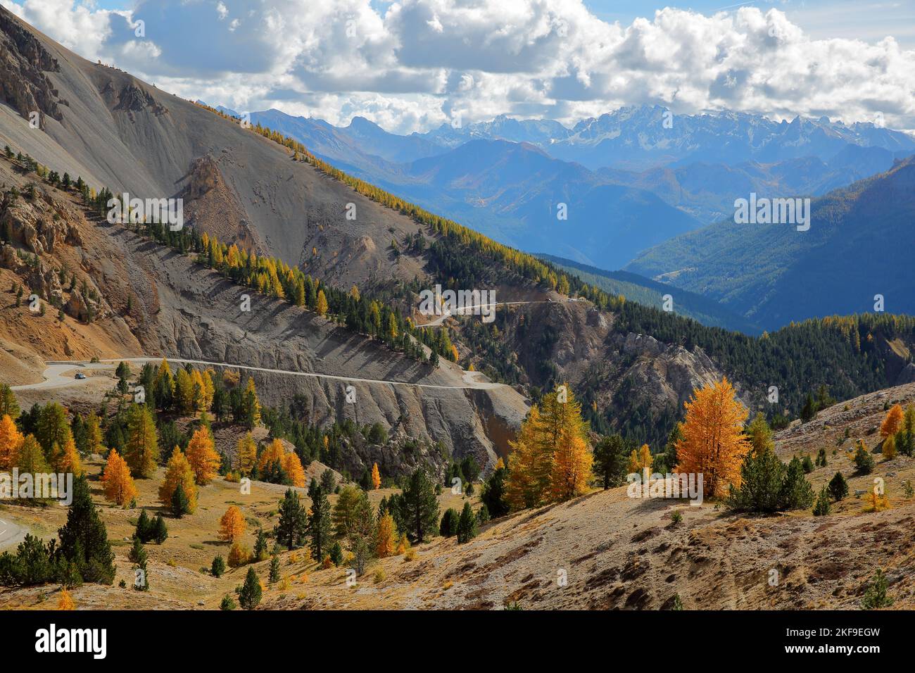 Colorato scenario autunnale con il lato meridionale del passo di Izoard, Queyras Parco Naturale Regionale, Alpi meridionali, Francia Foto Stock