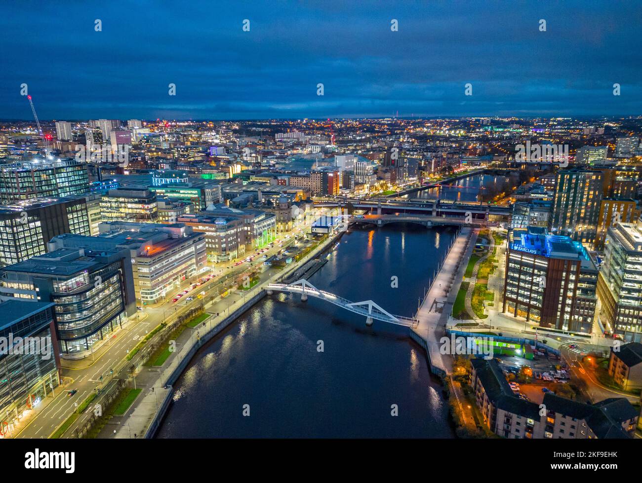 Vista aerea dal drone di notte dello skyline di Glasgow e del fiume Clyde, Scozia, Regno Unito Foto Stock