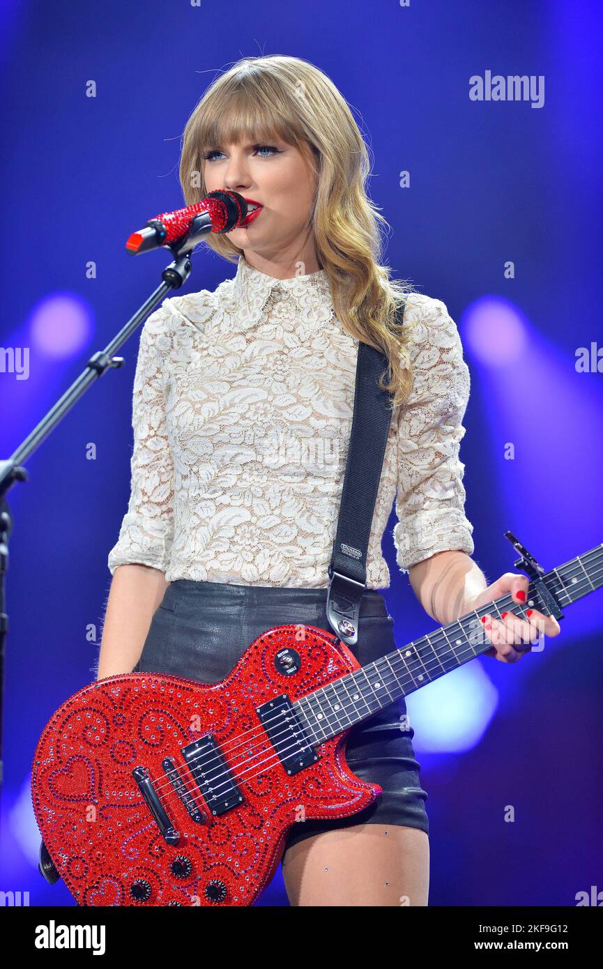 ATLANTA, GA - 18 APRILE: Sette volte Taylor Swift, vincitore di Grammy (nato il 13 dicembre 1989), esegue il Red Tour presso la Philips Arena il 18 aprile 2013 ad Atlanta, Georgia People: Taylor Swift Foto Stock