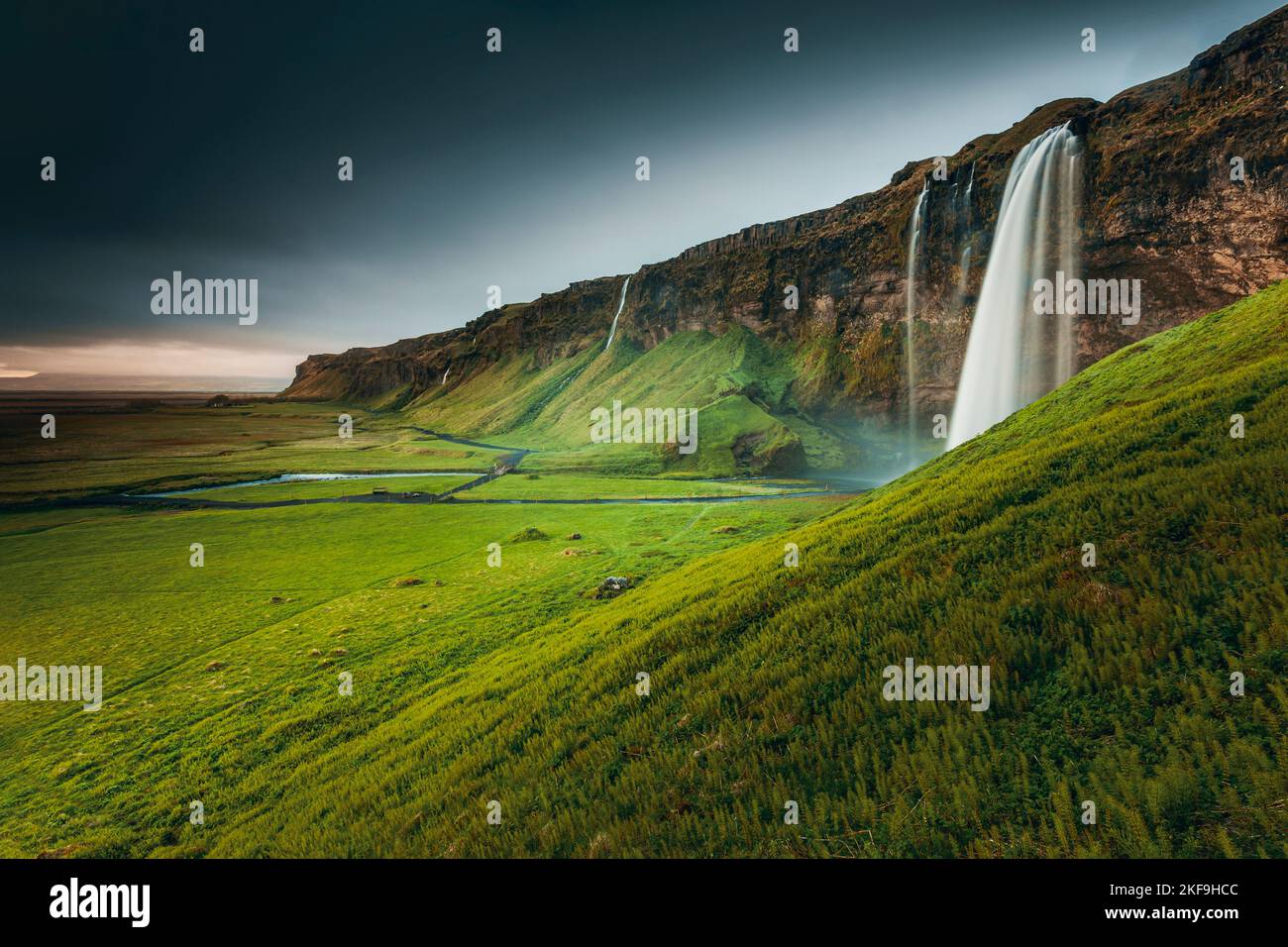 L'incredibile cascata Seljalandsfoss in Islanda Foto Stock