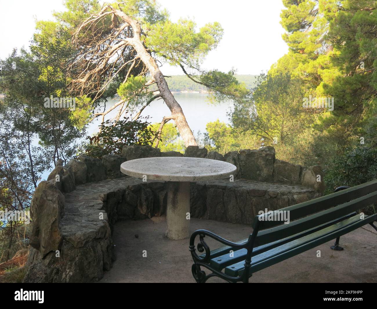 Appena fuori dal centro storico di Rab, il Kompcar Park è ricco di bellezze naturali con scorci del mare, della costa rocciosa, delle enormi agavi e dei pini torreggianti. Foto Stock