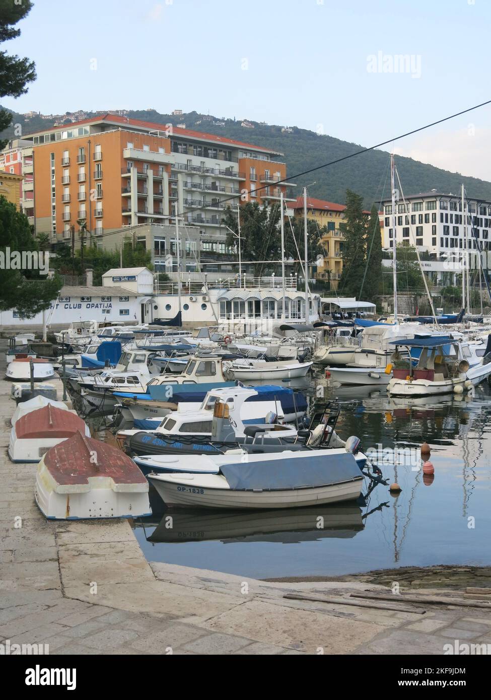 Il turismo croato: Una vista di uno dei porti sul lungomare di Opatija, una popolare località balneare sulla penisola istriana. Foto Stock