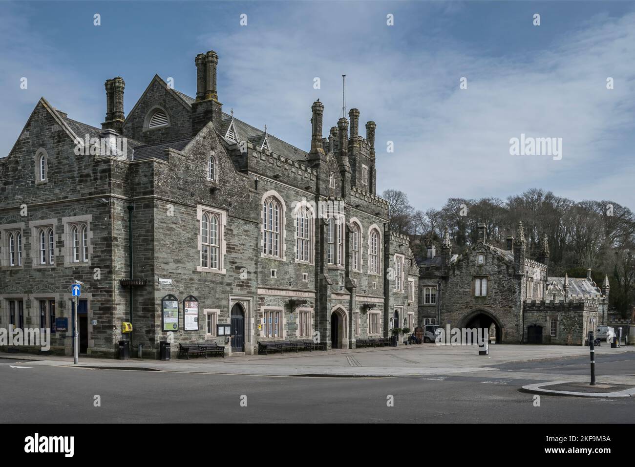 Imponenti edifici antichi nella città mercato di Tavistock Foto Stock