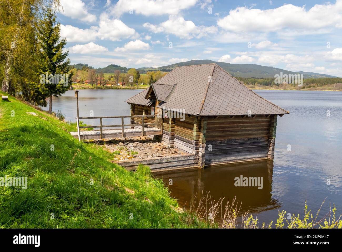 Casa chiusa sulla diga dello stagno - casa in legno sull'acqua sulla riva dello stagno Olsina, repubblica Ceca Foto Stock