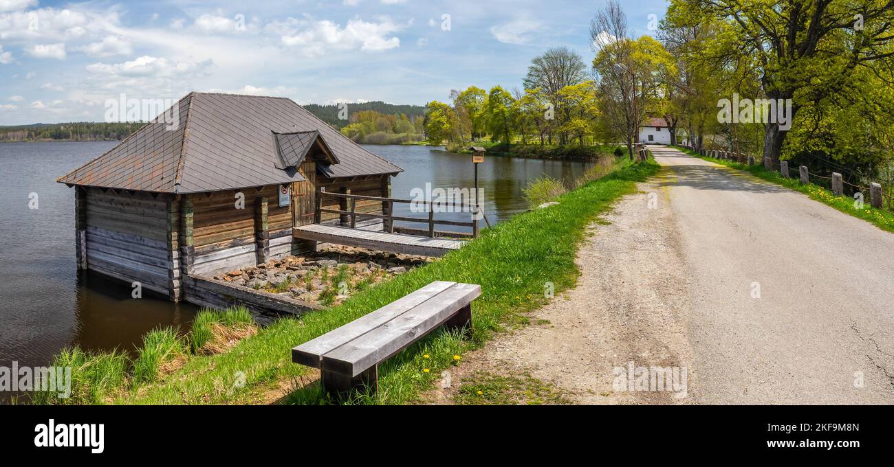 Casa chiusa sulla diga dello stagno - casa in legno sull'acqua sulla riva dello stagno Olsina, repubblica Ceca Foto Stock