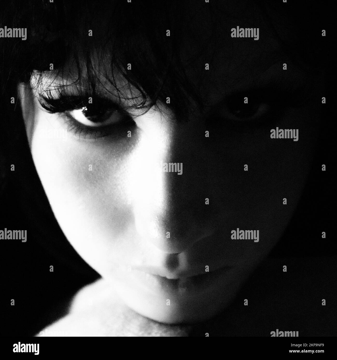 luce laterale, ritratto moody. Foto Stock