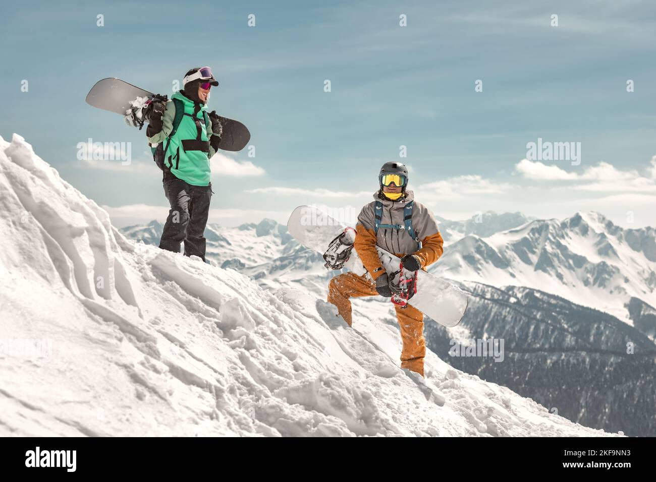 Un paio di giovani snowboarder stanno in piedi e sorridendo. Concetto di stazione sciistica Foto Stock