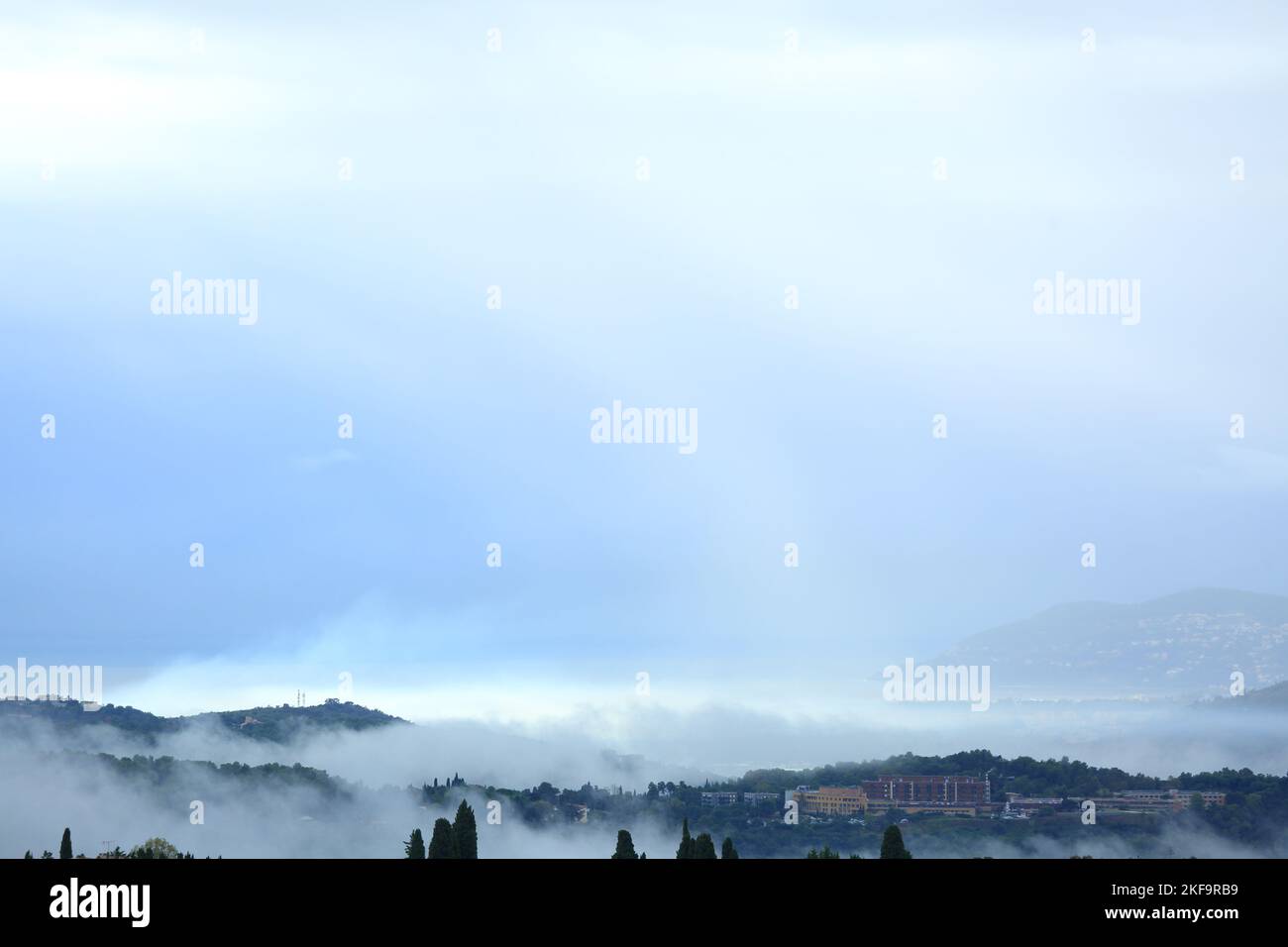 Paysage apres l'orage, ciel nuageux et Gris, Arriere Pays de Grasse, Parc Naturel des Prealpes d'Azur, Alpes Maritimes, 06, PACA Foto Stock