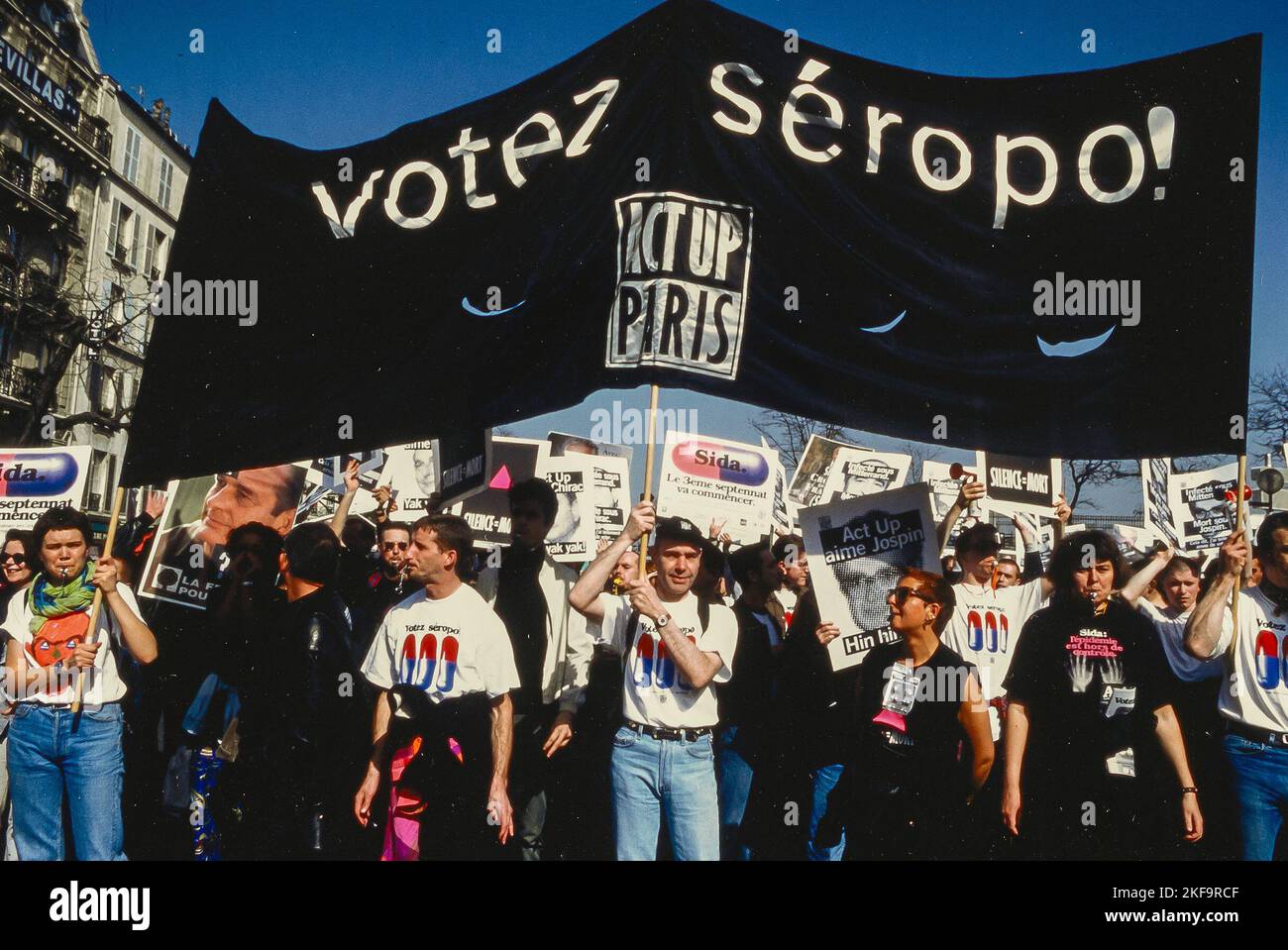 Parigi, Francia, folla attivisti AIDS, Act Up Parigi, marciare con protesta Banner, con lo slogan "Vota HIV positivo", elezioni presidenziali Foto Stock