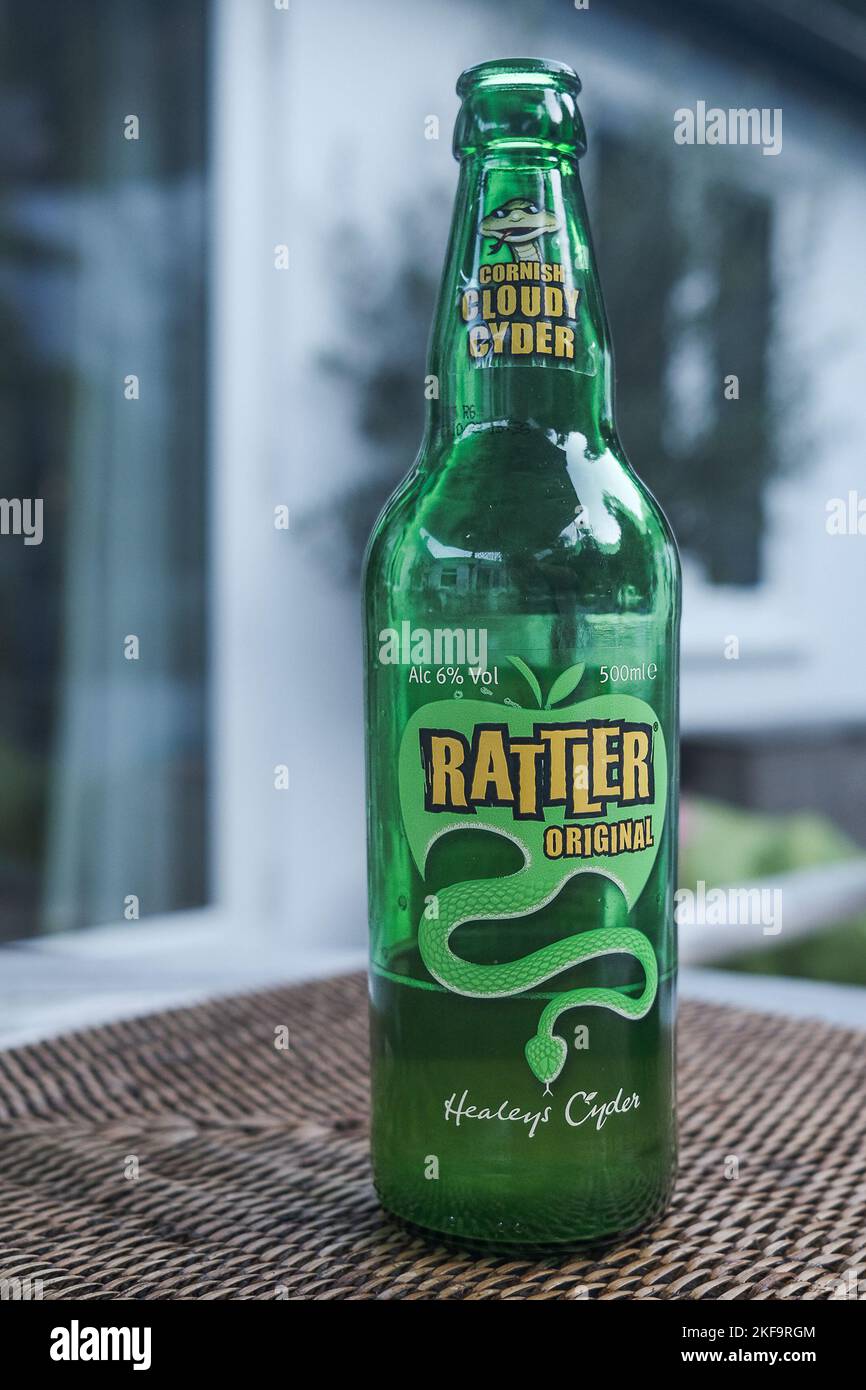 Una bottiglia parzialmente vuota di Rattler originale Cornish Cloudy Cider su un tavolo. Foto Stock