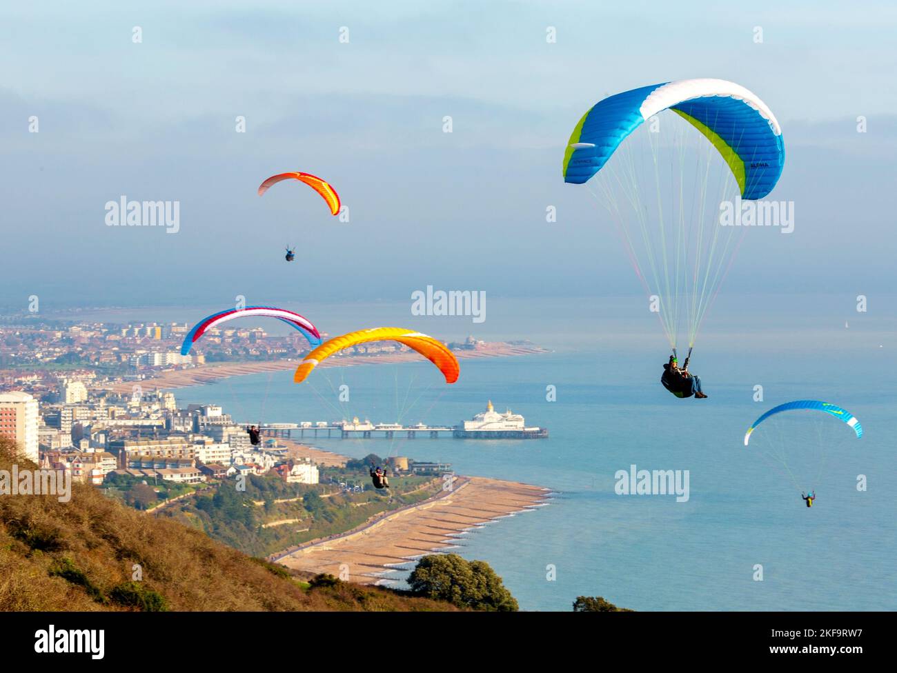Parapendio su Beachy Head con Eastbourne sullo sfondo Foto Stock