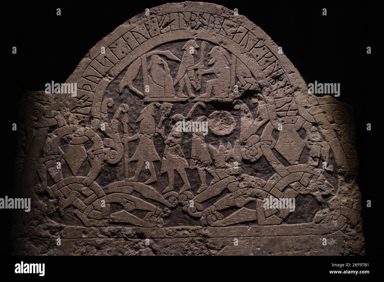 Stoccolma, Svezia - Settembre 2022: Vista della pietra vichinga nel museo Statens historiska, con Odin, Thor e Freyr, il museo di storia svedese Foto Stock