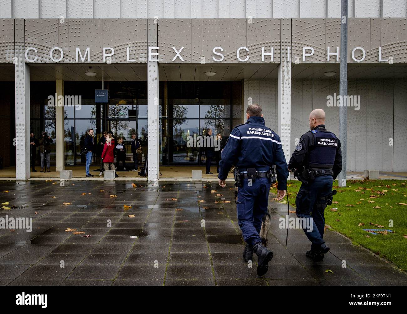 BADHOEVEDORP - sicurezza nel complesso giudiziario di Schiphol prima del verdetto nel vasto procedimento penale sulla downing del volo MH17. Quattro uomini sono perseguiti per il coinvolgimento nel disastro che ha ucciso tutti gli occupanti. ANP SEM VAN DER WAL olanda fuori - belgio fuori Foto Stock