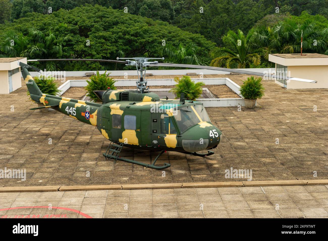 I Presidenti Bell UH-1 Huey elicottero sull'eliporto al Palazzo della riunificazione, ho Chi Minh City, Vietnam Foto Stock