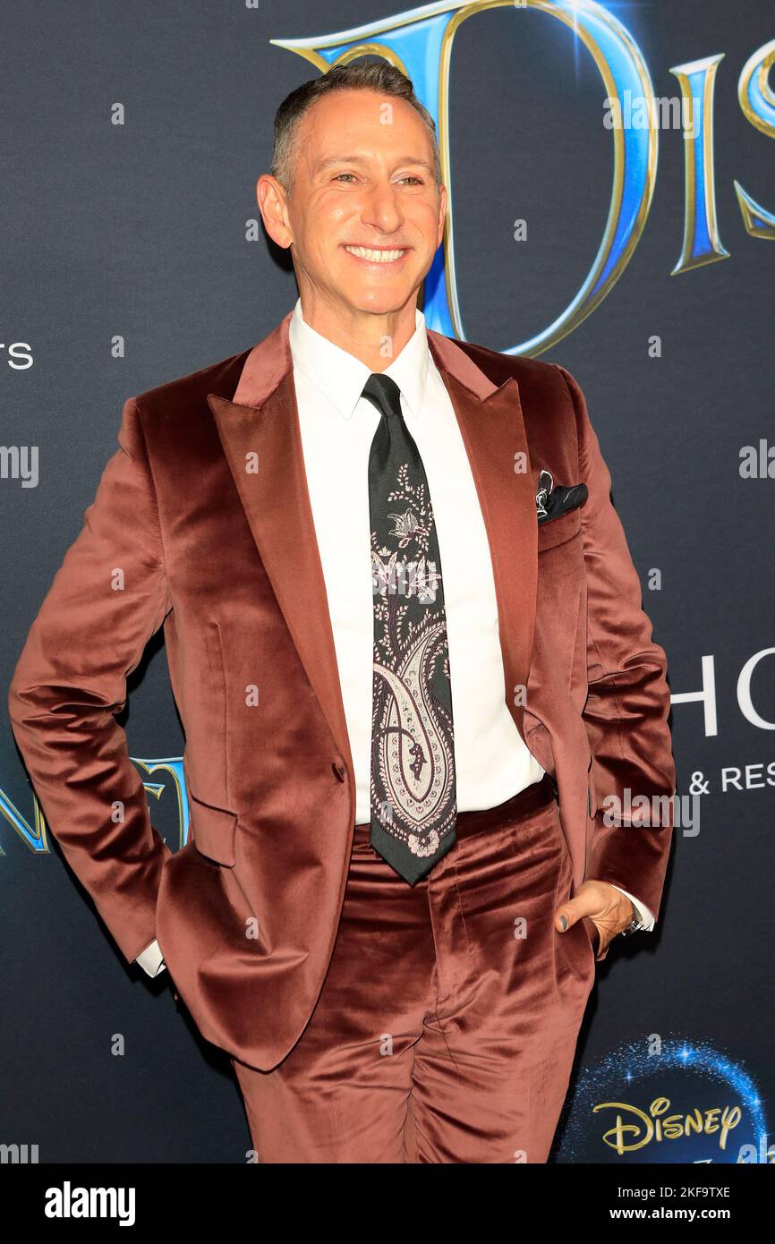 16 novembre 2022, Los Angeles, CA, Stati Uniti d'America: LOS ANGELES - 16 NOVEMBRE: Adam Shankman alla prima disincantata al Teatro El Capitan il 16 novembre 2022 a Los Angeles, CA (Credit Image: © Kay Blake/ZUMA Press Wire) Foto Stock