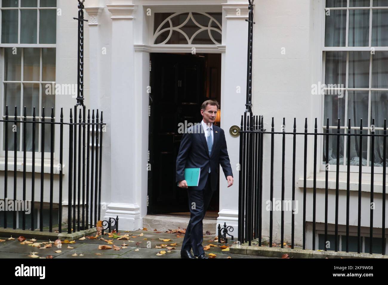 Downing Street, Londra, Regno Unito. 17th novembre 2022. Jeremy Hunt, Cancelliere dello scacchiere, fuori 11 Downing Street, lasciando per il discorso che presenterà al Parlamento la sua dichiarazione di bilancio autunnale sulla politica finanziaria. Credit: Uwe Deffner/Alamy Live News Foto Stock