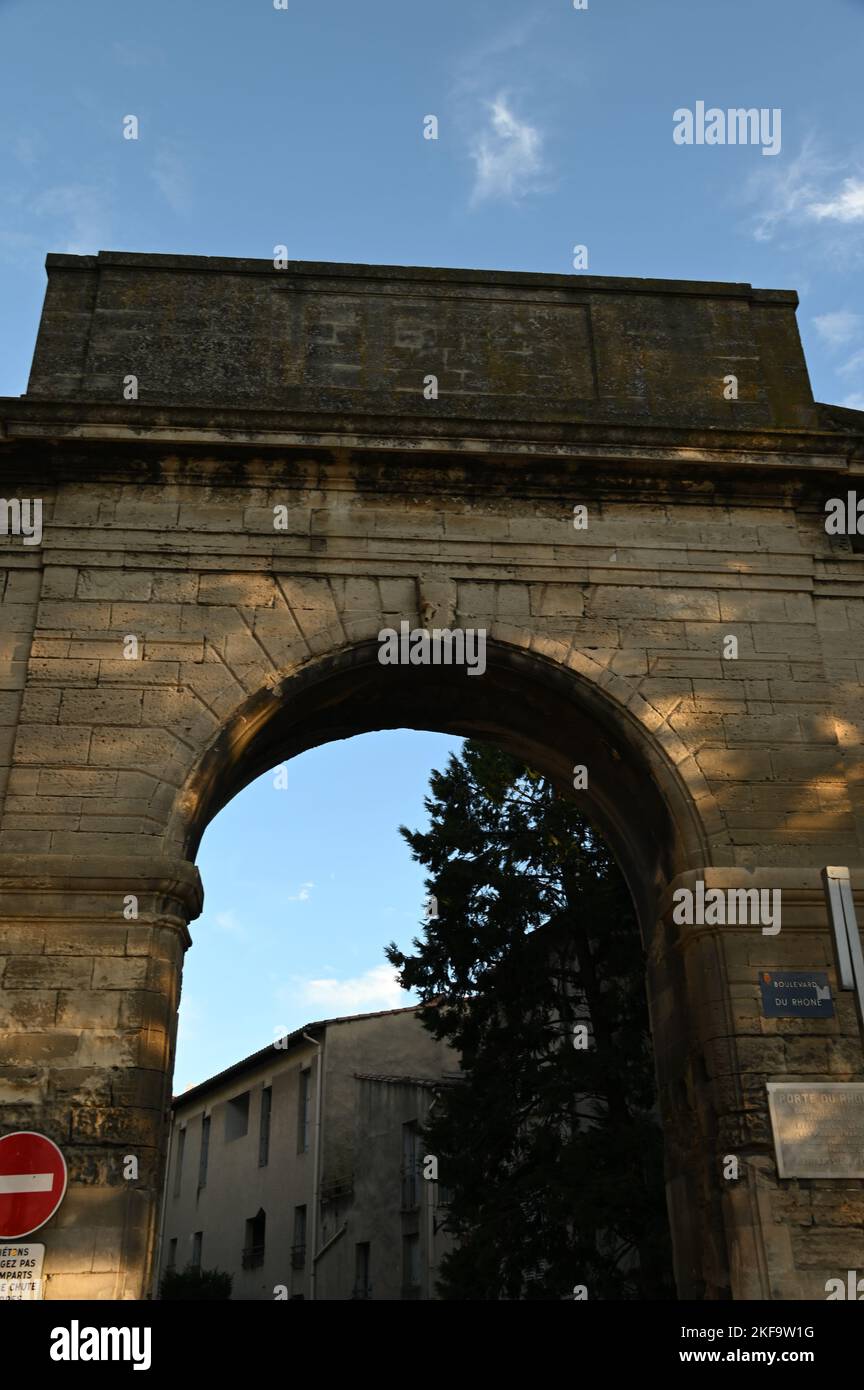 Una vista dei bastioni di pietra che formano il muro di tenda difensiva intorno alla città storica di Avignone in Francia. Foto Stock