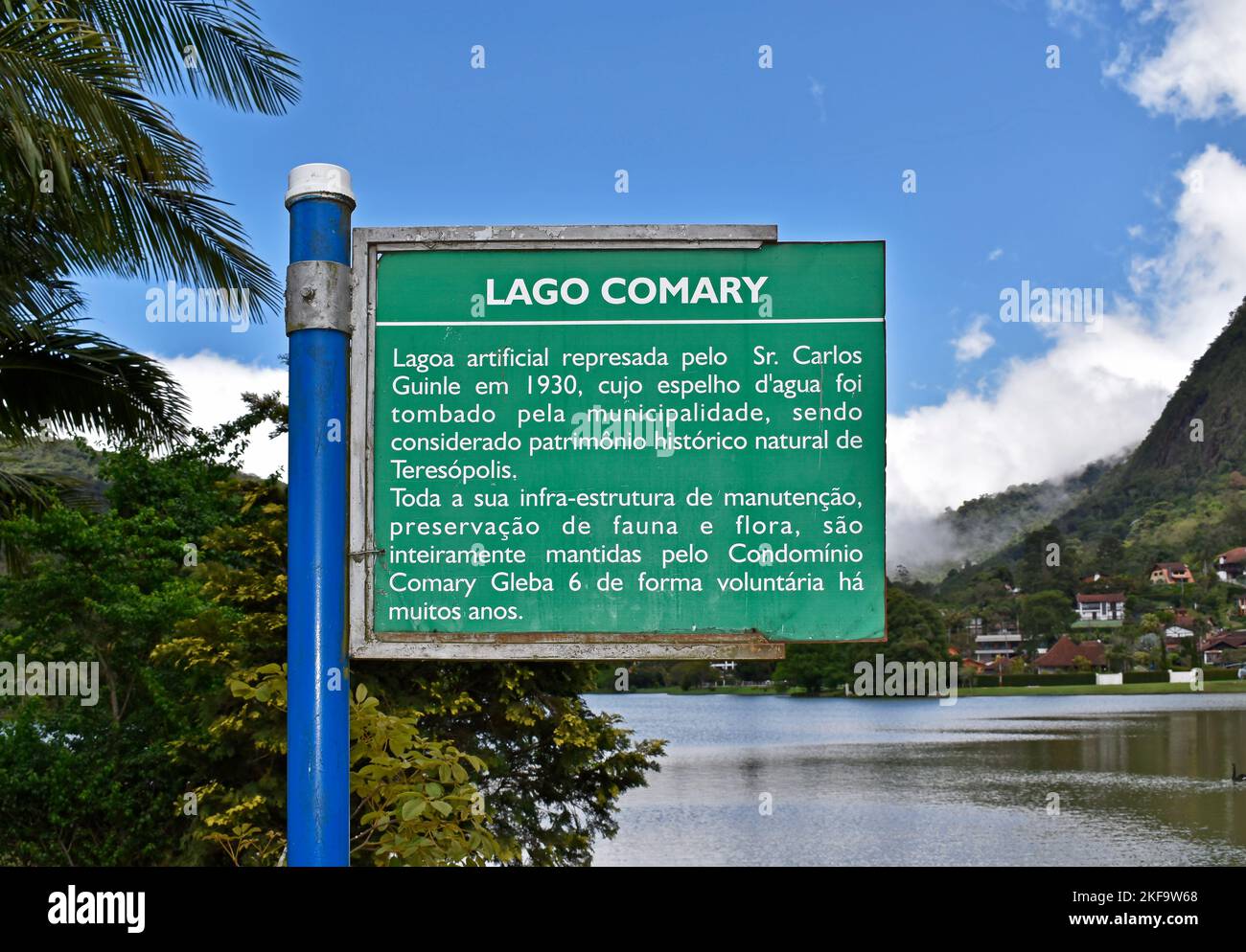 TERESOPOLIS, RIO DE JANEIRO, BRASILE - 25 ottobre 2022: Targa metallica con informazioni sulla costruzione del lago artificiale, 'Lago Comary' Foto Stock