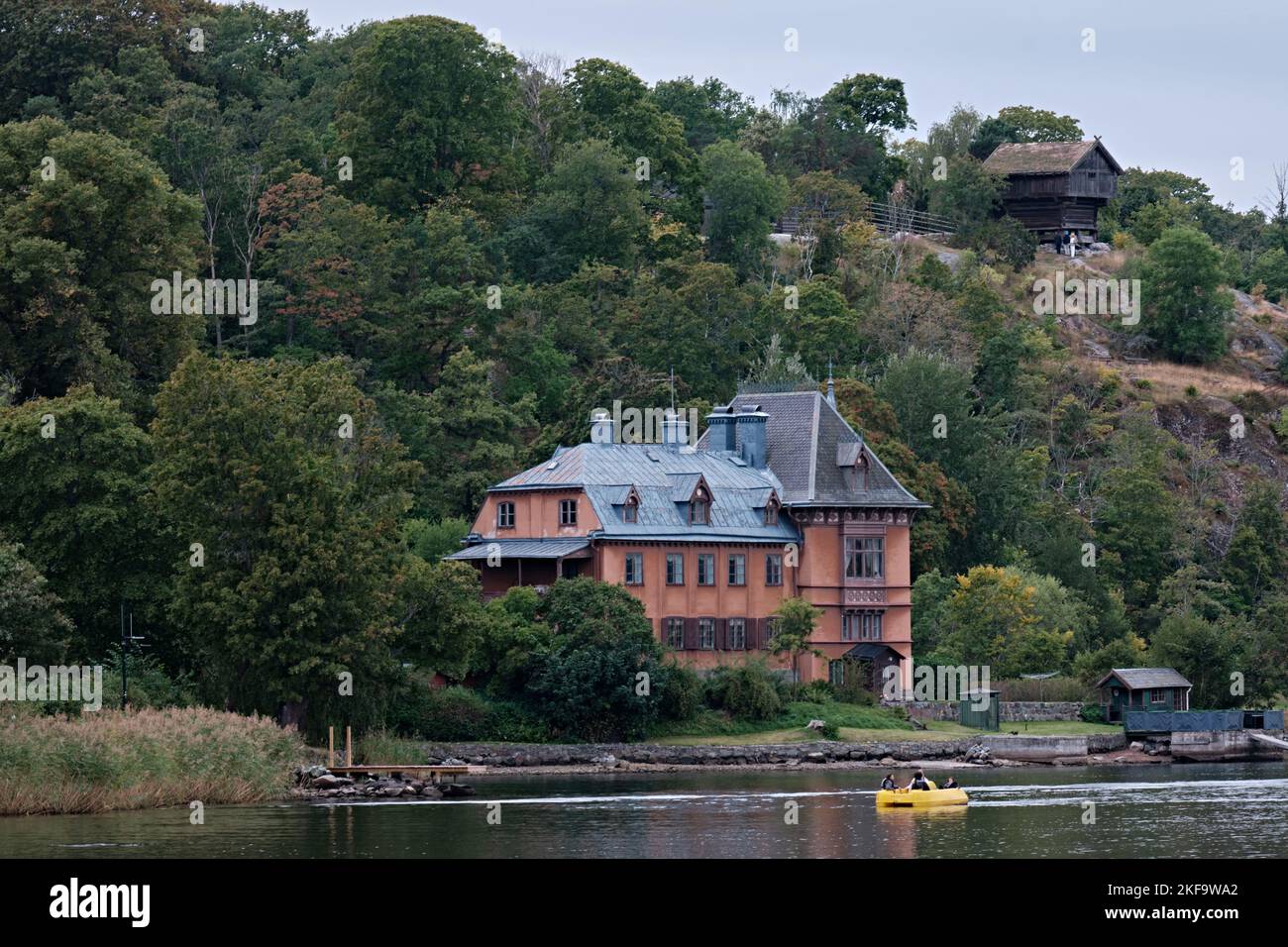 Stoccolma, Svezia - Settembre 2022: Antica residenza scandinava sul lungomare dell'isola di Djurgarden Foto Stock