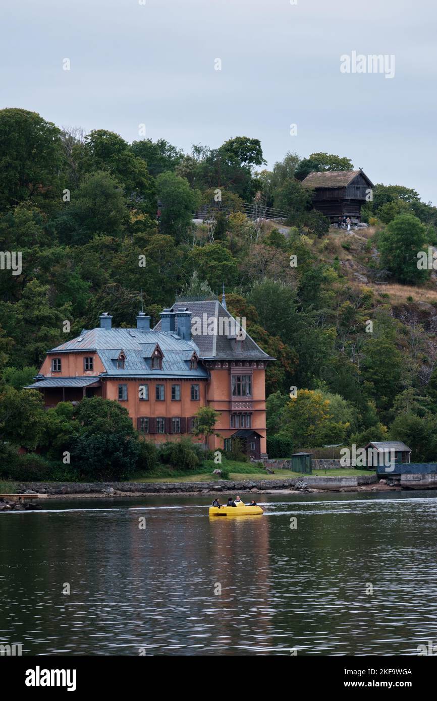 Stoccolma, Svezia - Settembre 2022: Antica residenza scandinava sul lungomare dell'isola di Djurgarden Foto Stock