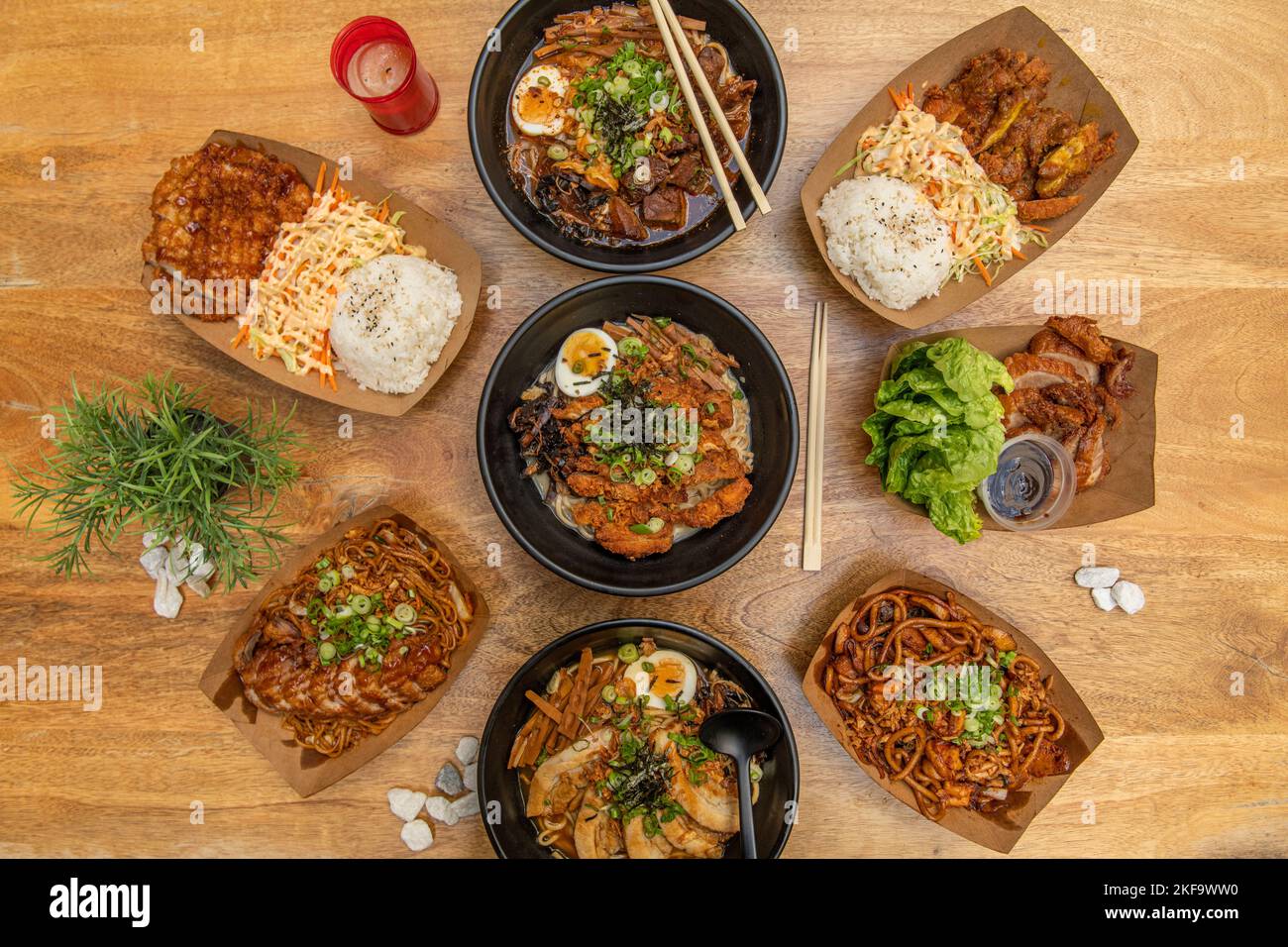 Set di ricette asiatiche in ciotole nere e contenitori di Street food, vari ramens con carne, zuppa di miso e noodle, curry di pollo e anatra arrosto Foto Stock