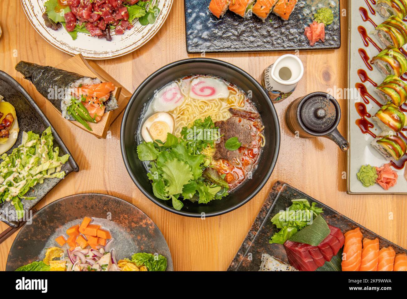 Set di ricette asiatiche giapponesi in piatti di vario tipo con sashimi di pesce, ramen con carne e spaghetti, ceviche di spigola e sushi assortiti Foto Stock