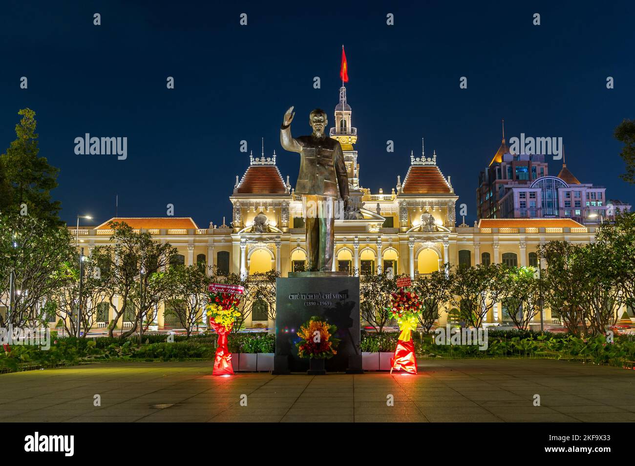 La statua di ho Chi Minh di fronte al People's Committee Building di notte, ho Chi Minh City Foto Stock