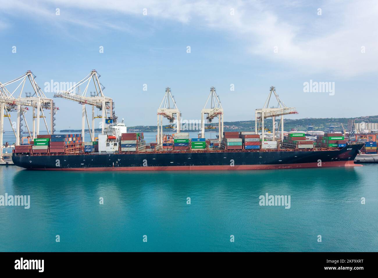 Nave portacontainer liberiana (MYNY) presso il porto di Capodistria, Capodistria, Istria slovena, Slovenia Foto Stock