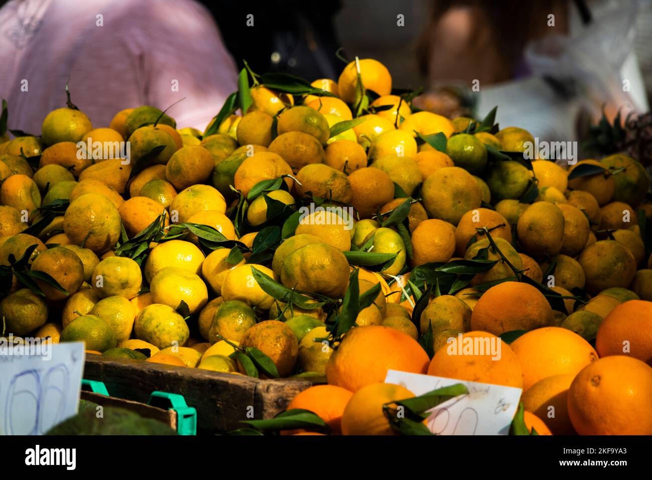 Selezione di frutta in vendita sul mercato Foto Stock Selezione di frutta in vendita sul mercato Foto Stock