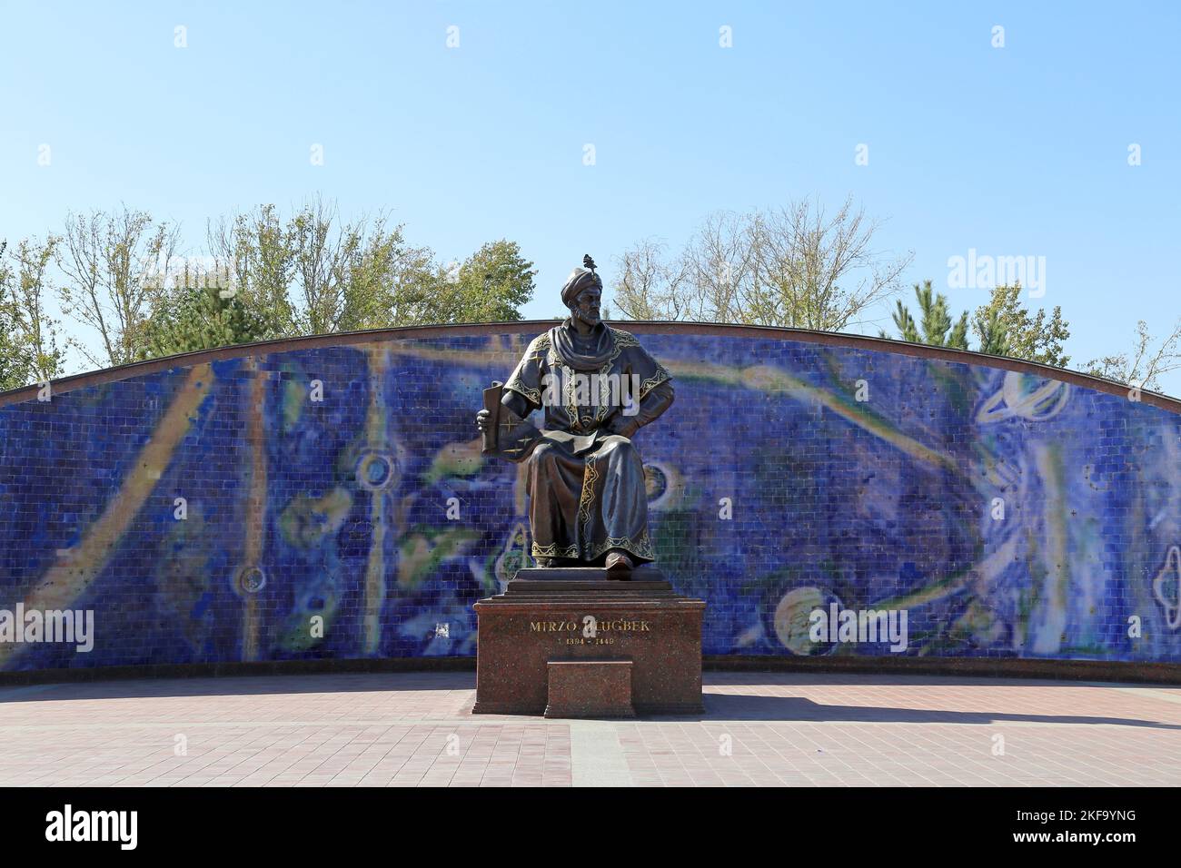 Statua di Mirzo Ulughbek (1394-1449), Osservatorio di Ulugbek, Samarcanda, Provincia di Samarcanda, Uzbekistan, Asia centrale Foto Stock