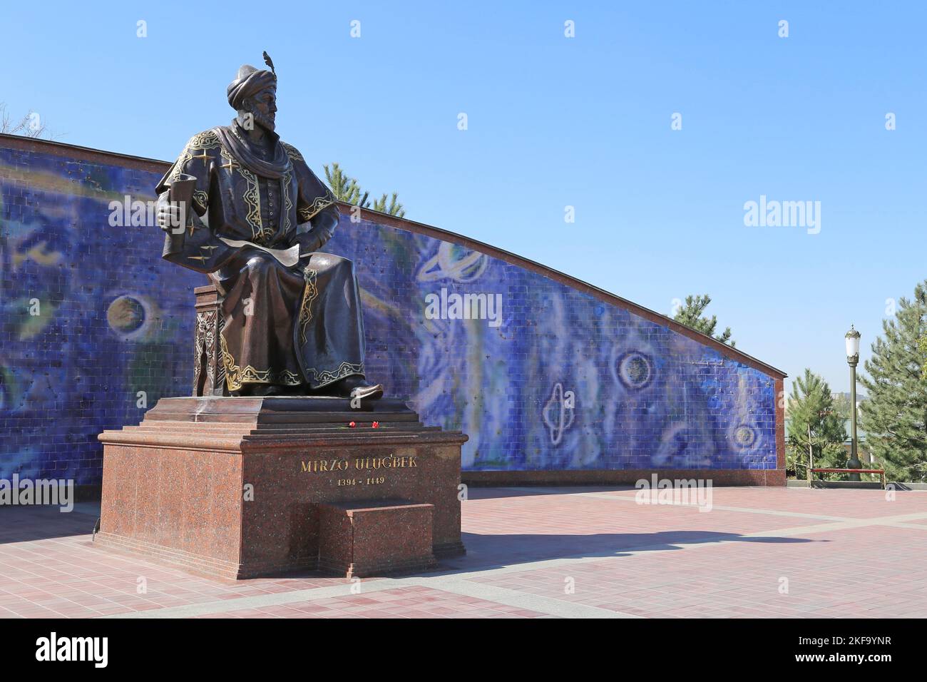 Statua di Mirzo Ulughbek (1394-1449), Osservatorio di Ulugbek, Samarcanda, Provincia di Samarcanda, Uzbekistan, Asia centrale Foto Stock