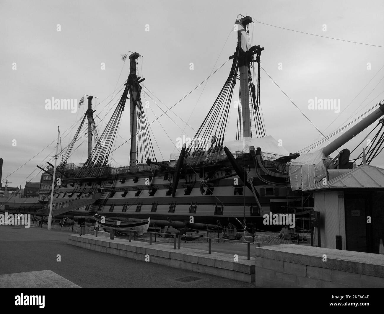 Un colpo in bianco e nero della vista laterale della nave HMS Victory Foto Stock