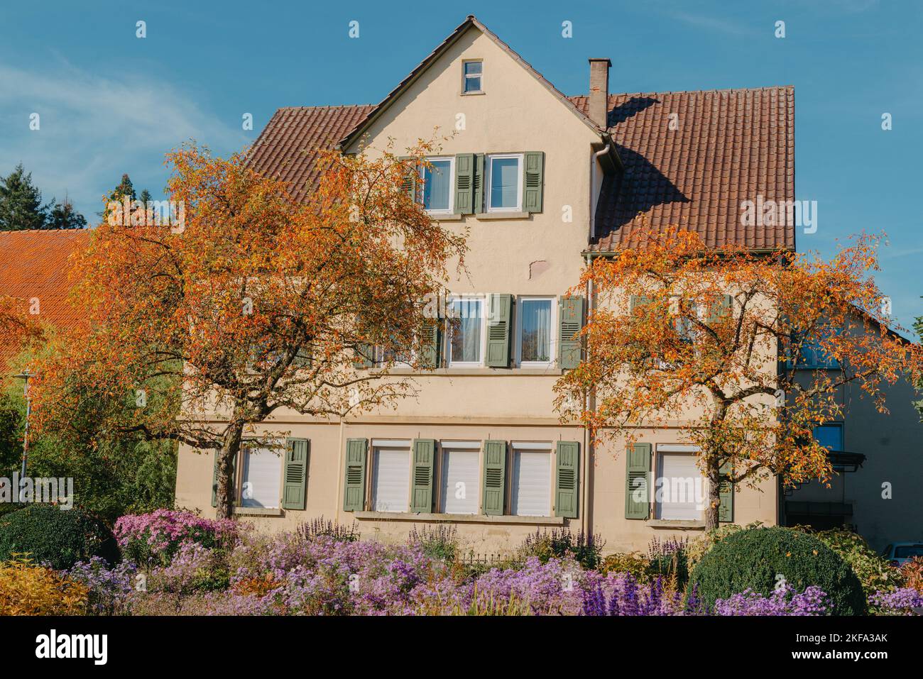 Casa con bel giardino in autunno. Fiori nel parco cittadino di Bietigheim-Bissingen, Baden-Wuerttemberg, Germania, Europa. Autunno Parco e casa, nessuno Foto Stock