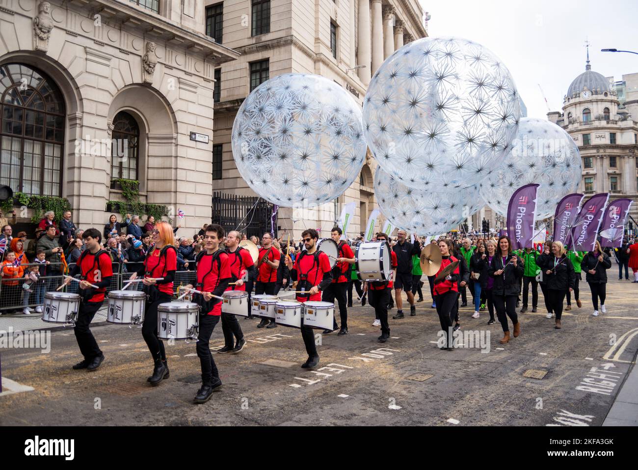 Phoenix Group e Samaritani alla sfilata del Lord Mayor's Show nella City of London, Regno Unito Foto Stock