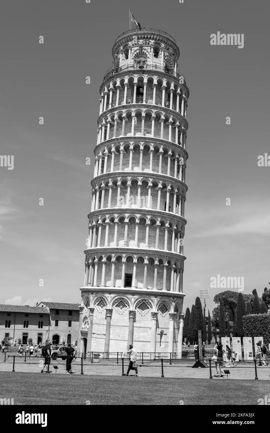 Foto in bianco e nero che mostra alcuni turisti intorno alla torre pendente di Pisa Foto Stock