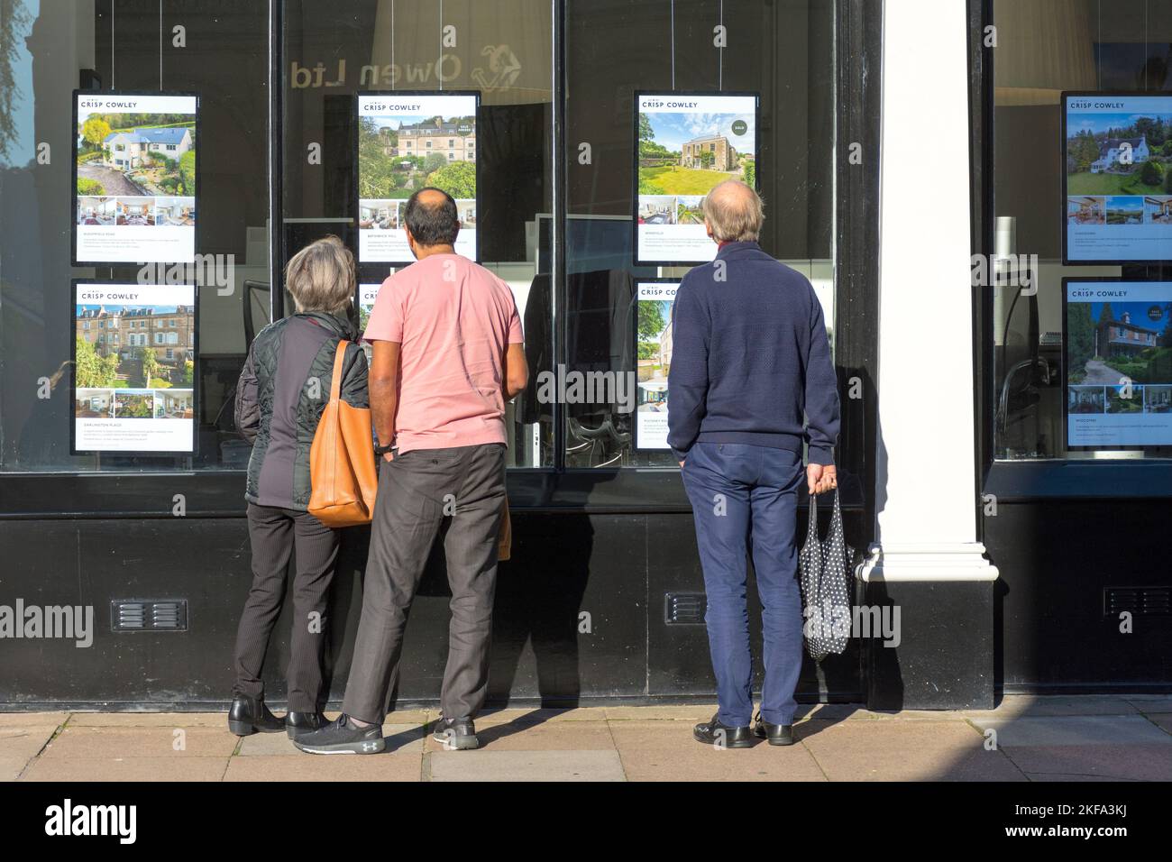 Persone che guardano nella finestra di un ufficio di agenti immobiliari a Bath, Somerset, Inghilterra, Regno Unito Foto Stock