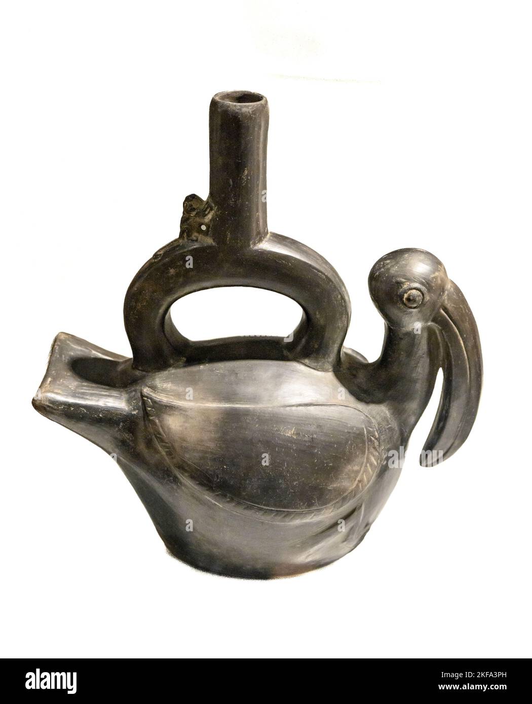 Vaso zoomorfo, ceramica o vaso che rappresenta un uccello, un pellicano, dal regno di Chimor o cultura di Chimu del Perù. Tra 1100 e 1400 d.C. Foto Stock