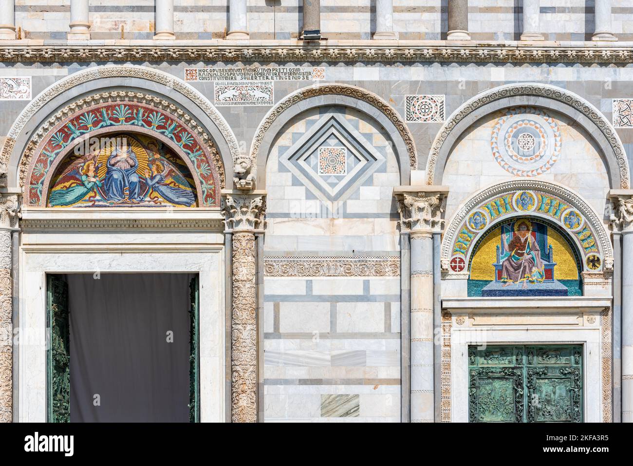Particolare di affreschi colorati che decorano la facciata esterna della Basilica cattolica di Pisa Foto Stock