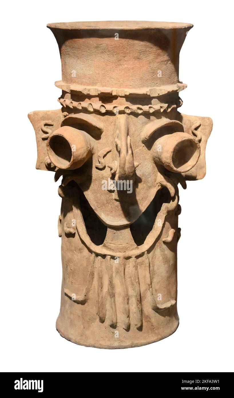 Incenso bruciatore / censura con un'immagine del dio pioggia Tlaloc. Stile Colima (El Chanal) periodo classico del primo periodo post, 900 - 1200 d.C. Messico occidentale. Foto Stock