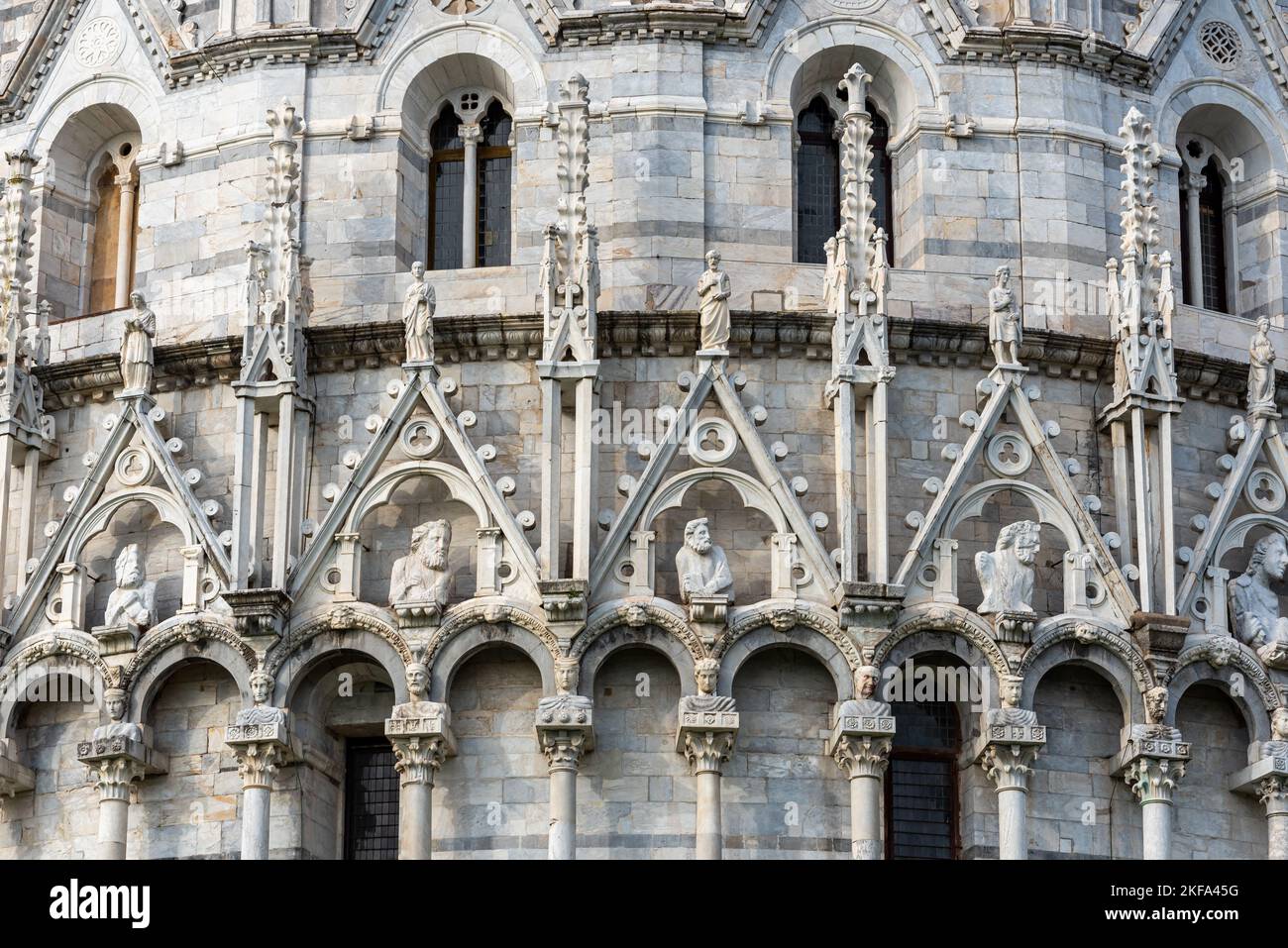Statue di santi che decorano la facciata esterna della Basilica cattolica di Pisa Foto Stock