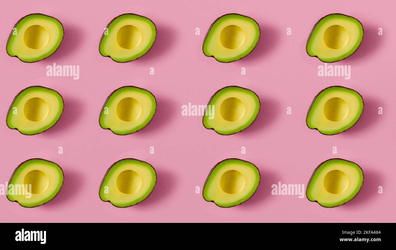 Avocado frutta. Su sfondo rosa. Avocado a fette. Modello di avocado. Molti oggetti. Foto Stock