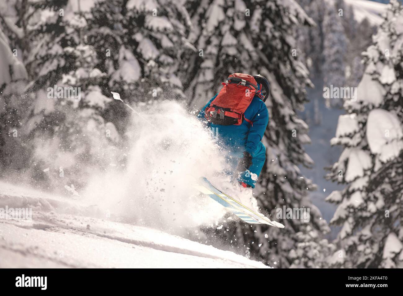 Gli sciatori veloci salta sulla pista da sci off-pista nella foresta. Concetto di sci freeride Foto Stock