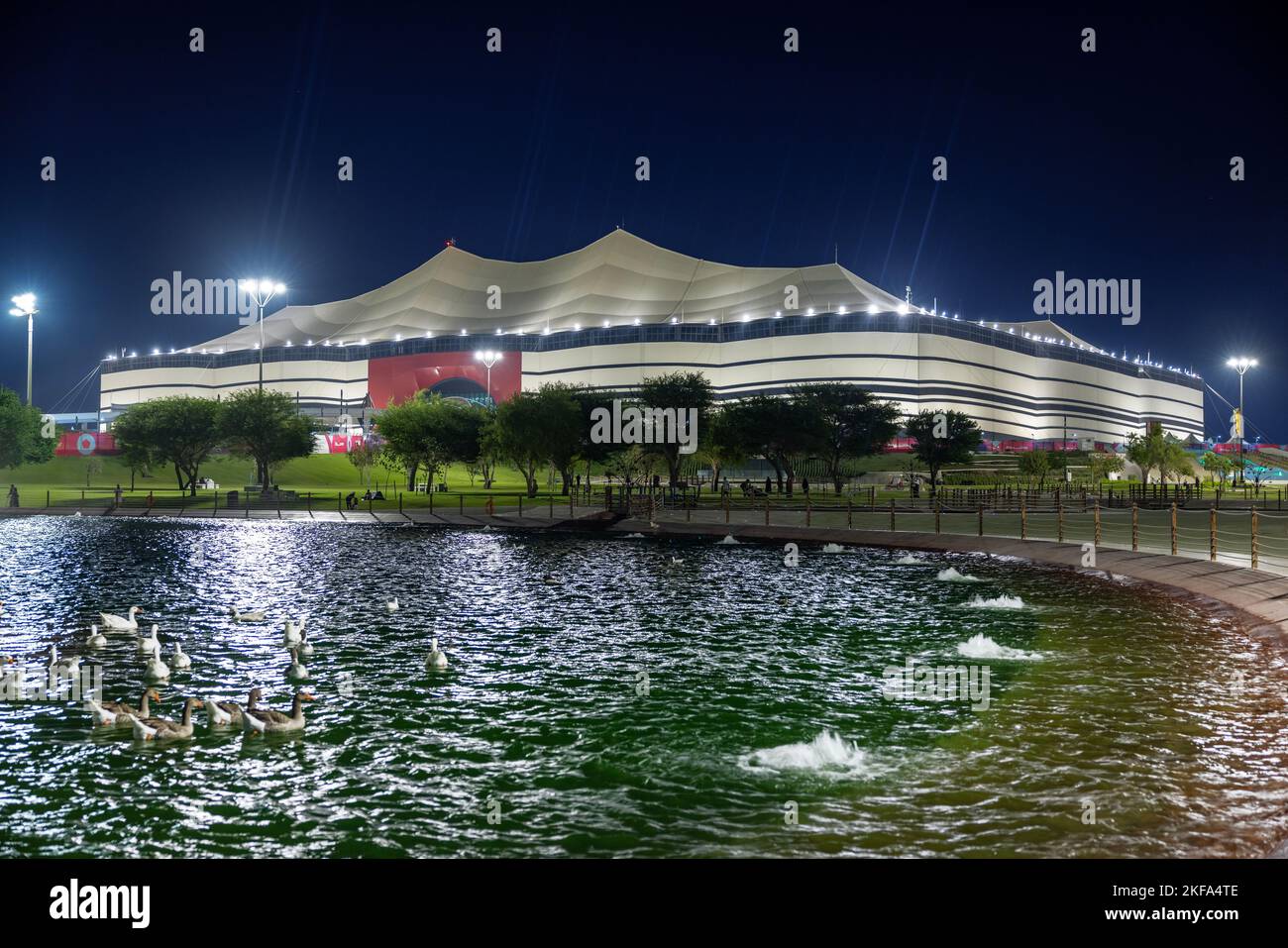 Al Bayt Stadium una gigantesca struttura a tenda copre l'intero stadio. Lo stadio ospiterà la partita di apertura della Coppa del mondo FIFA 2022 e si terrà proprio nelle partite Foto Stock