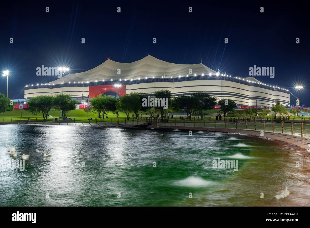 Al Bayt Stadium una gigantesca struttura a tenda copre l'intero stadio. Lo stadio ospiterà la partita di apertura della Coppa del mondo FIFA 2022 e si terrà proprio nelle partite Foto Stock