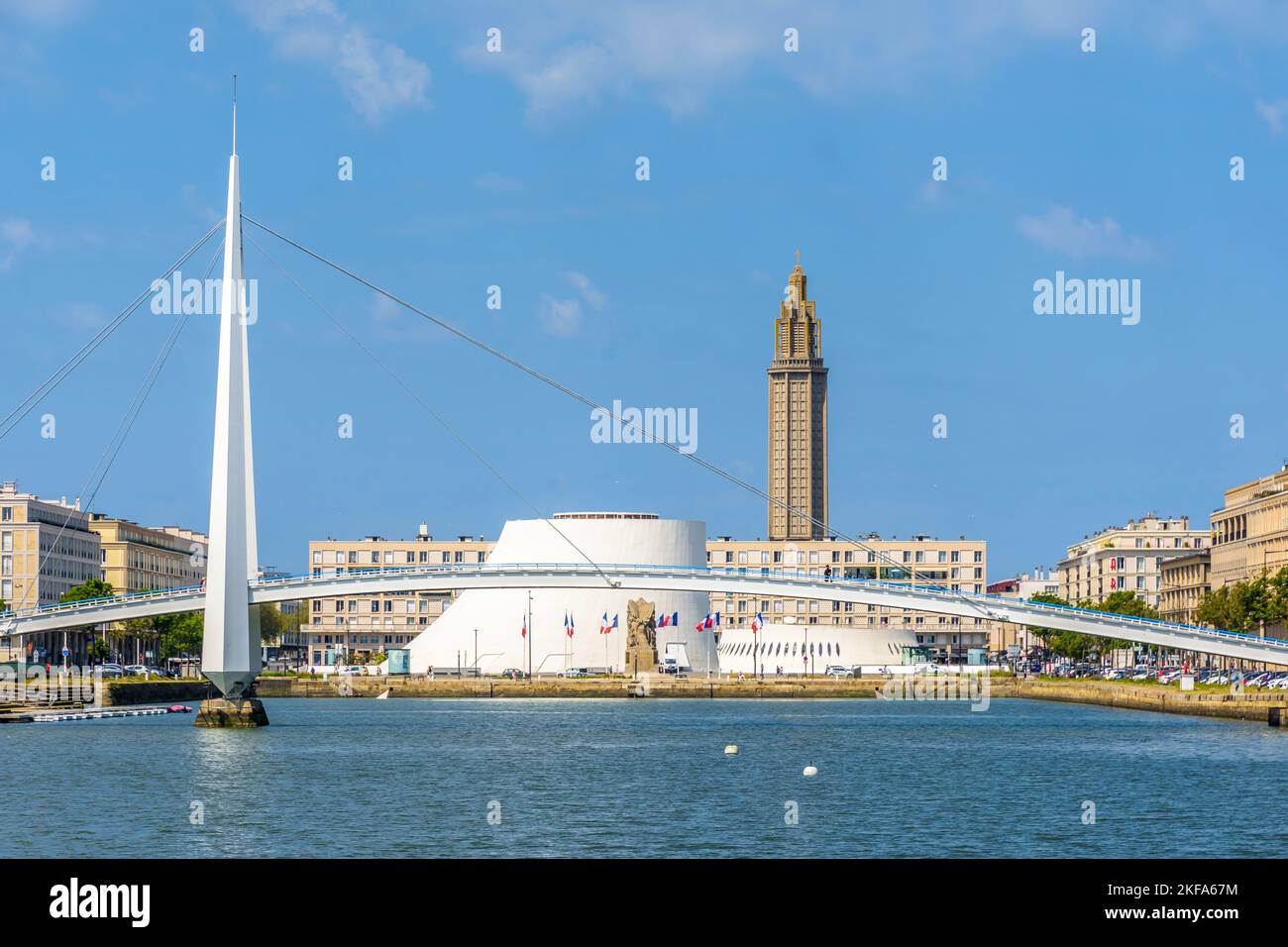 La passerella del bacino del Commercio, il centro culturale del Volcan e il campanile della Chiesa di San Giuseppe a le Havre, Francia. Foto Stock