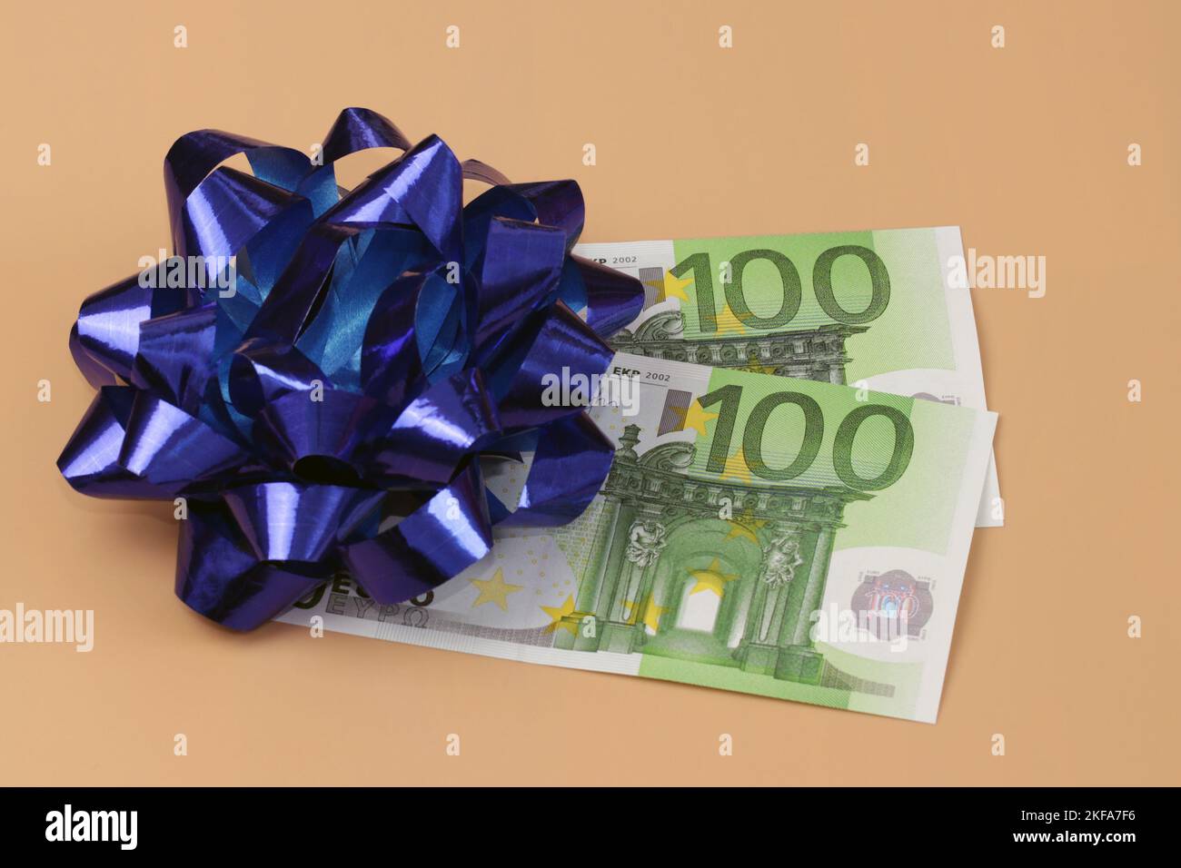 200 euro con nastro regalo. Due banconote di cento euro ciascuna. Un regalo, una vincita, un aiuto finanziario. Foto Stock