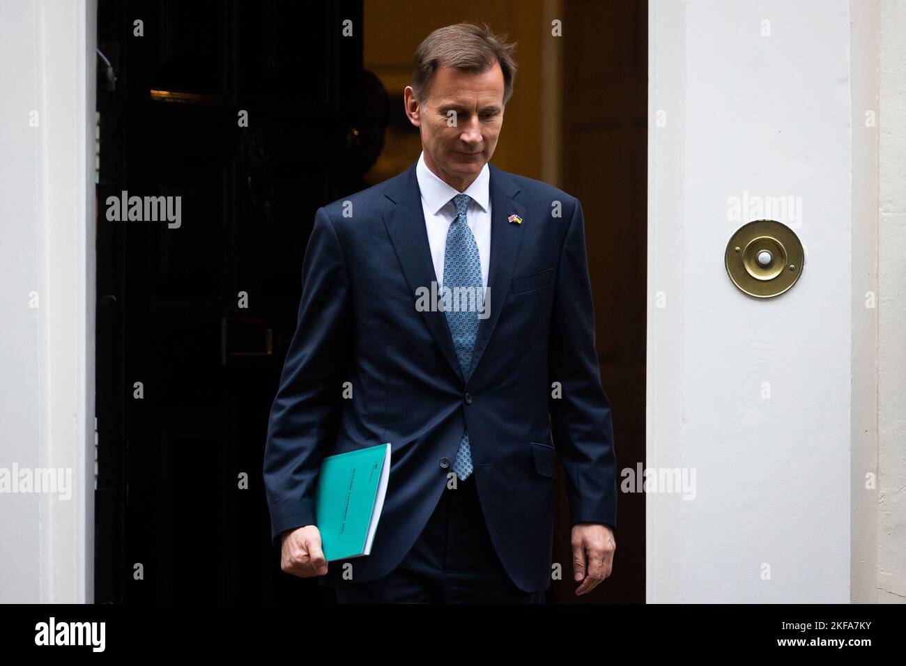 Londra, Regno Unito. 17th Nov 2022. Il cancelliere Jeremy Hunt lascia 11 Downing Street per presentare la dichiarazione autunnale a Londra. Hunt dovrebbe delineare ampi aumenti fiscali e tagli alla spesa per riempire un “buco nero” di £50 miliardi di dollari nelle nazioni che lottano per le finanze in mezzo a un’inflazione che raggiunge il 11,1%. Credit: SOPA Images Limited/Alamy Live News Foto Stock